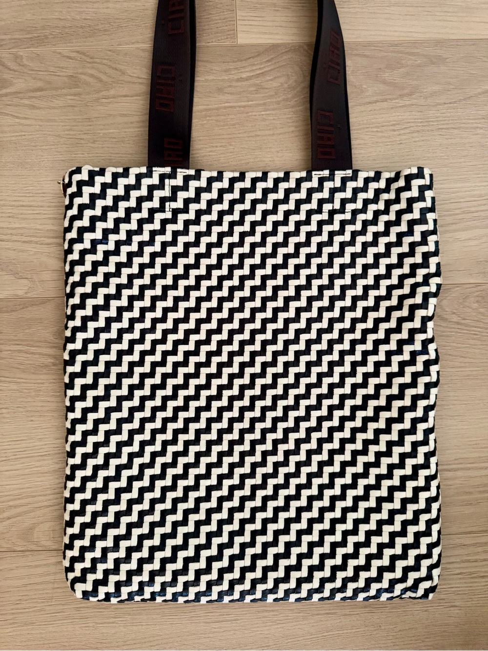 Clare V - Carryall Tote in black and white zigzag